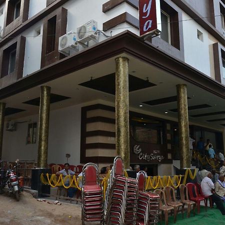 City Surya Hotel Gaya Buitenkant foto