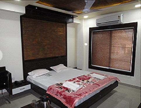 City Surya Hotel Gaya Buitenkant foto
