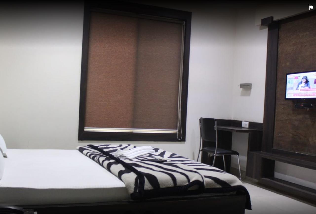 City Surya Hotel Gaya Buitenkant foto