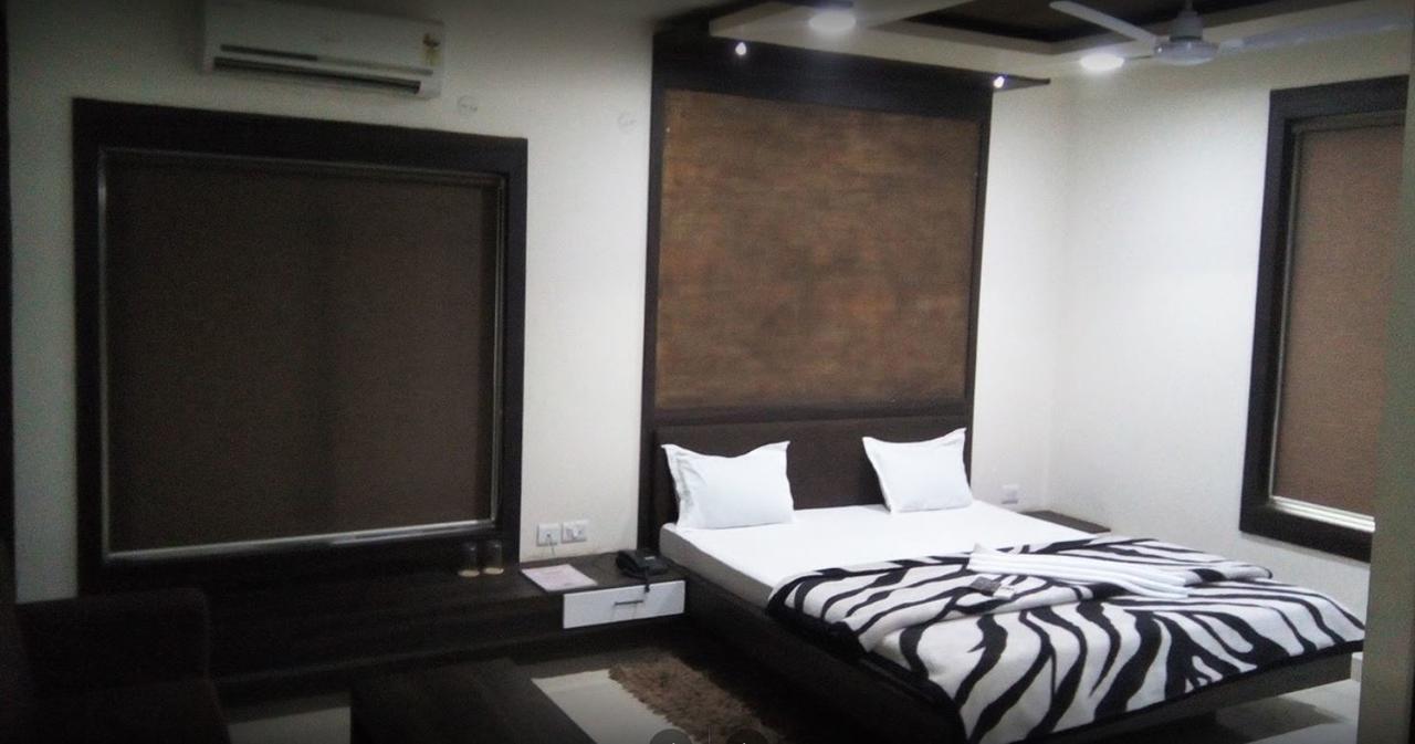 City Surya Hotel Gaya Buitenkant foto