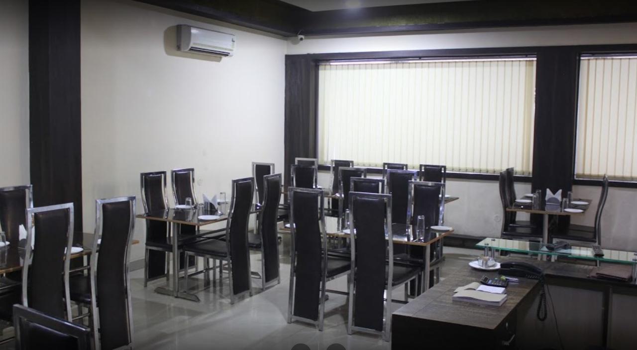 City Surya Hotel Gaya Buitenkant foto
