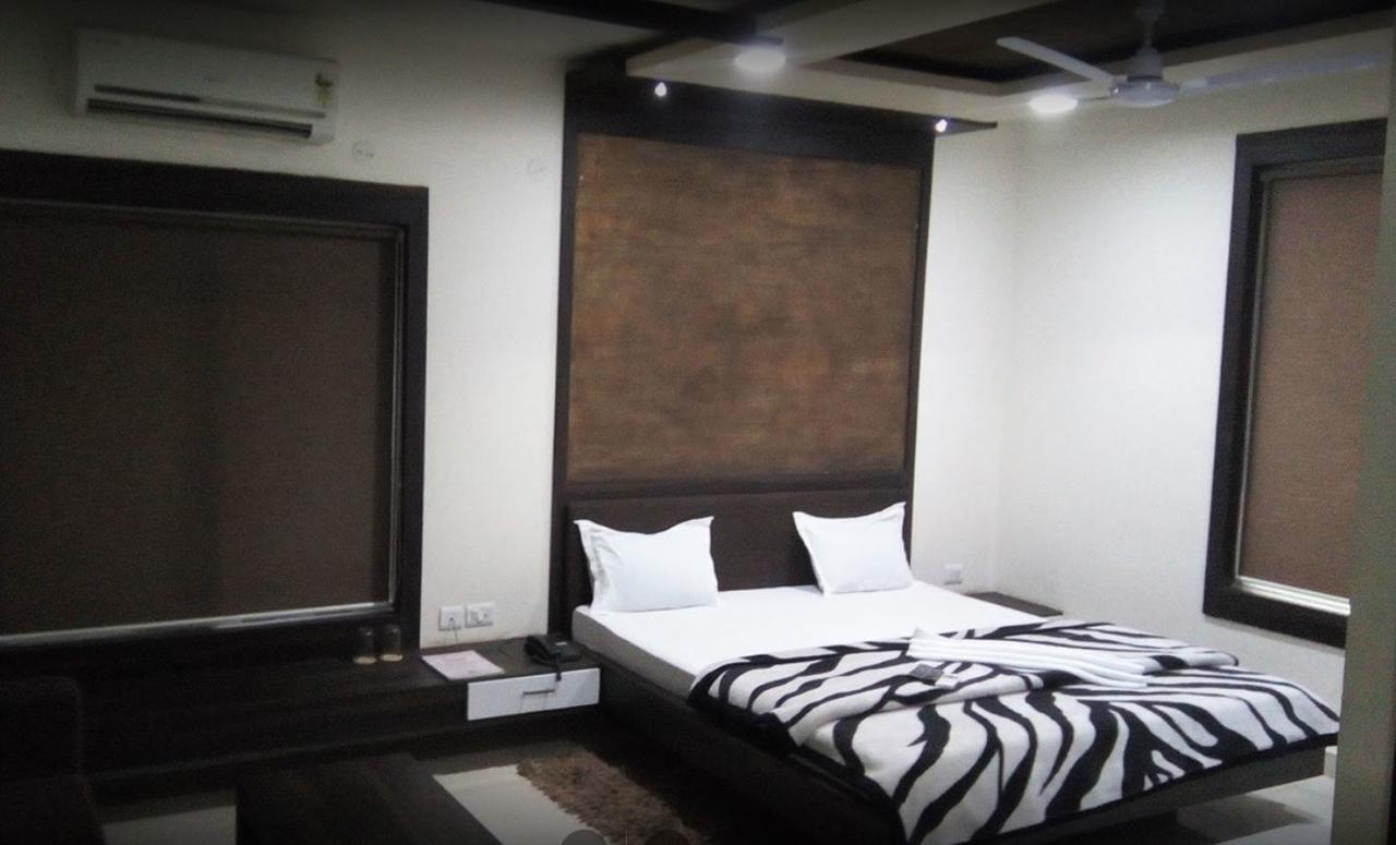 City Surya Hotel Gaya Buitenkant foto