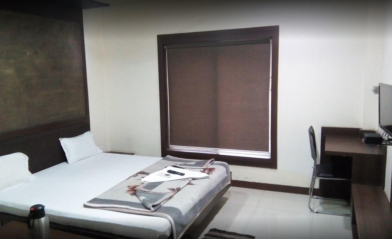 City Surya Hotel Gaya Buitenkant foto