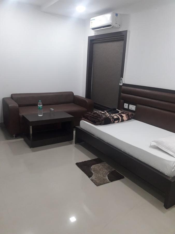 City Surya Hotel Gaya Buitenkant foto